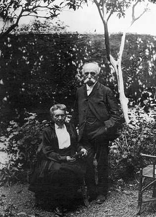 Camillo Golgi and his wife Lina by the sea in his late seventies.